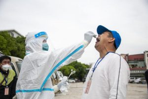 靠近喉咙拭子收集器: 不管它有多危险, 勇敢地前进