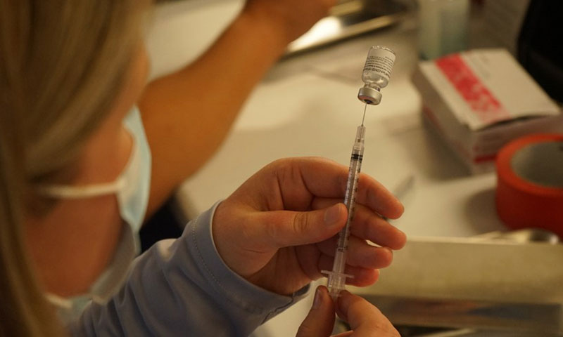 Vaccinazione per raggiungere l’immunità di gregge, controlli rigorosi utili per contrastare la variante Delta